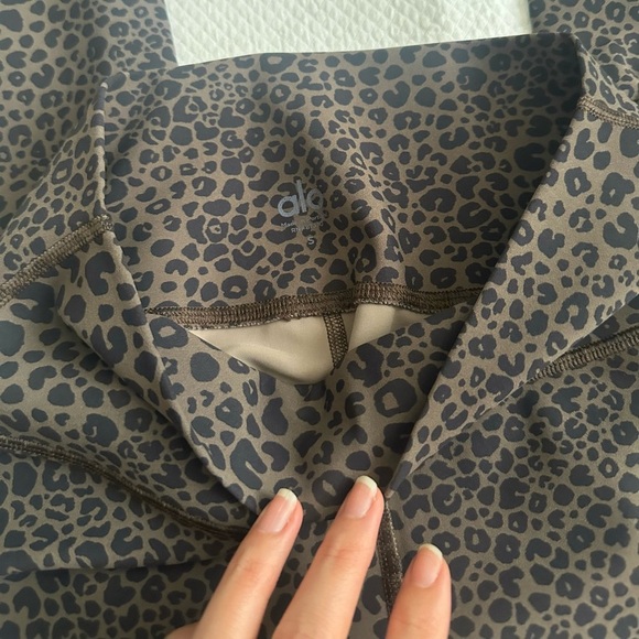 Alo Yoga High Waisted Vapor Legging - Olive Leopard SMALL - Picture 6 of 6